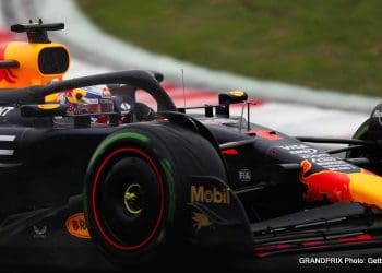 Verstappen enfrenta dificuldades em condições de pista molhada.