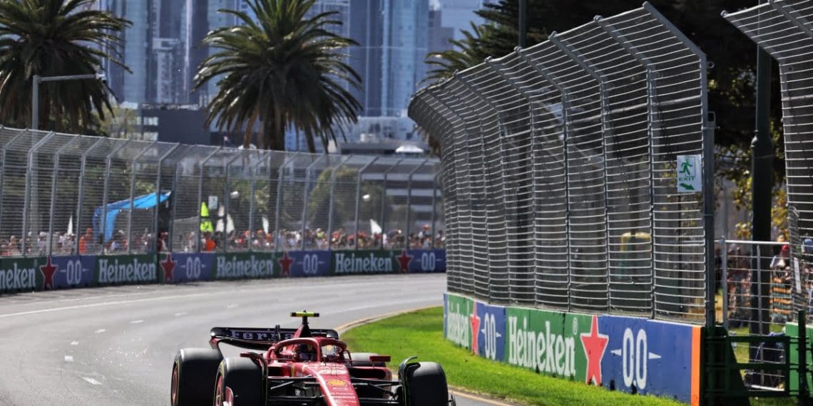 Sainz vence Grande Prêmio da Austrália após Verstappen se retirar devido a problemas de freio.