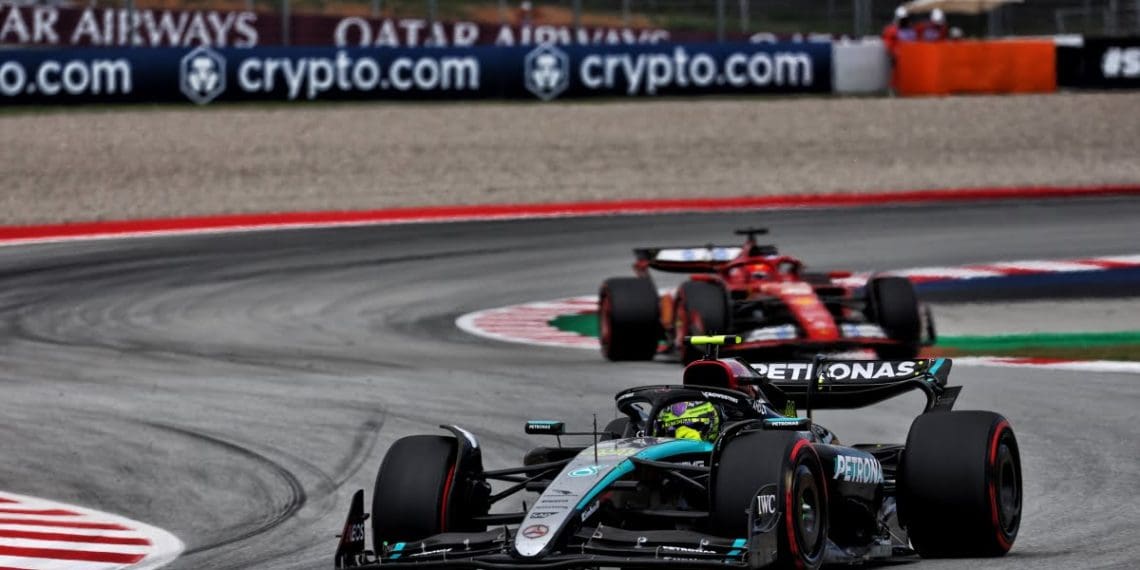 Hamilton mantém decisão de se juntar à Ferrari apesar das melhorias da Mercedes na F1.