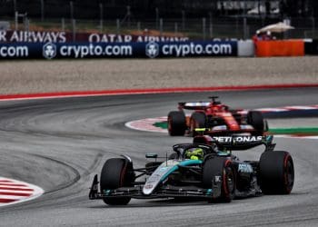 Hamilton mantém decisão de se juntar à Ferrari apesar das melhorias da Mercedes na F1.