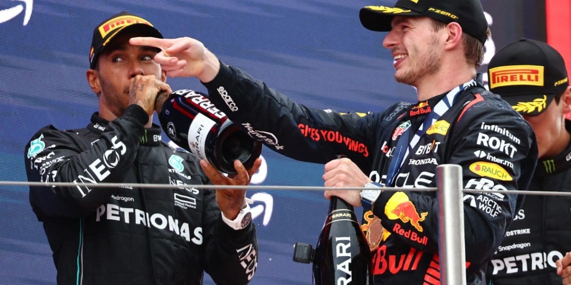 Verstappen prévoit une situation inconfortable pour Hamilton et Mercedes en 2024.