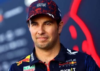 Especialista F1 sugere que Sergio Perez está adotando uma estratégia agressiva em 2024 para igualar Max Verstappen.