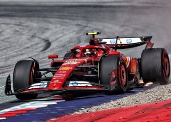 Sainz: Ferrari perde progresso de atualização na F1 devido a saltos em alta velocidade.