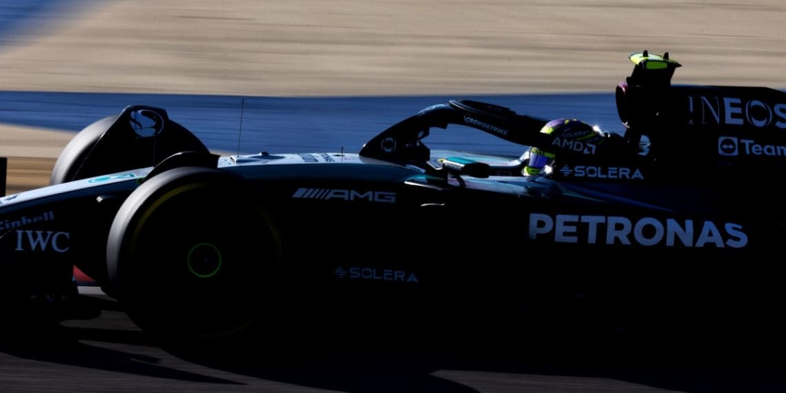 Hamilton lidera Mercedes no segundo treino livre no Bahrein.