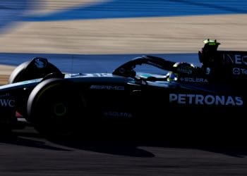 Hamilton lidera Mercedes no segundo treino livre no Bahrein.