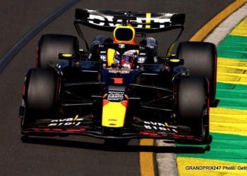Verstappen vence Sainz por pouco na classificação do Grande Prêmio da Austrália, enquanto Leclerc decepciona.