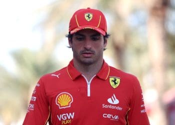 Carlos Sainz em negociações com a Mercedes para vaga na Fórmula 1 em 2025.