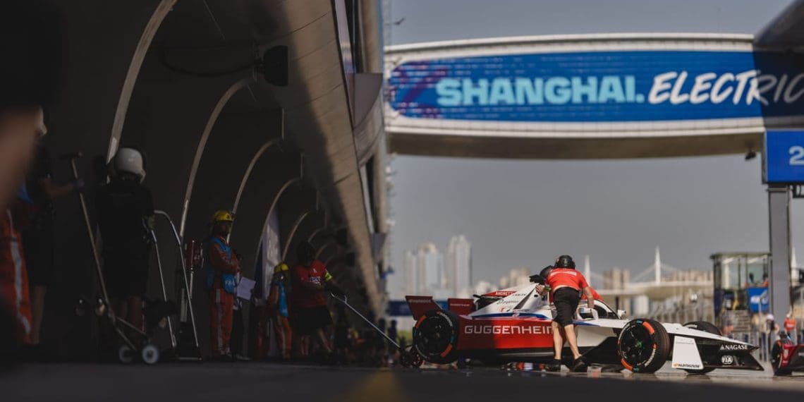 Fórmula E: Estreia em Xangai começa de forma estranha devido a atualização de software.