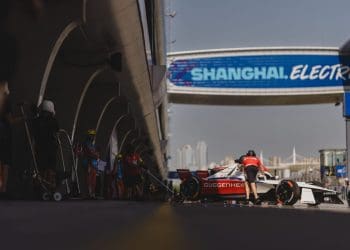 Fórmula E: Estreia em Xangai começa de forma estranha devido a atualização de software.