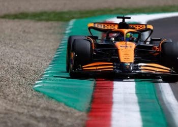 McLaren lidera na FP3 apesar do acidente de Perez lançar dúvidas sobre a classificação geral.