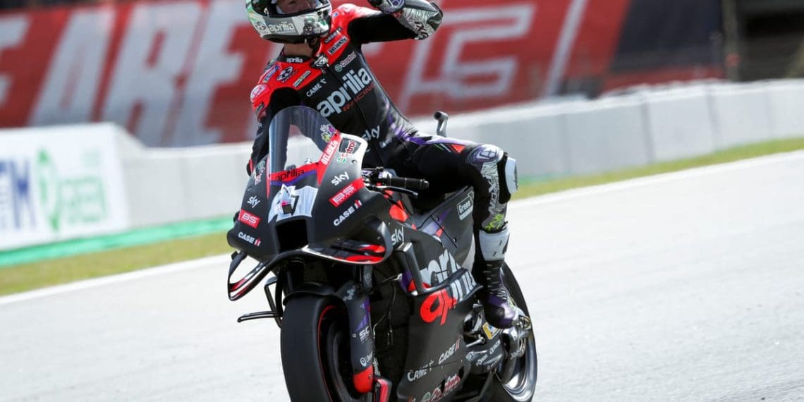 Acidente de Martin resulta em Bagnaia perdendo a pole position, com Espargaro largando na frente.