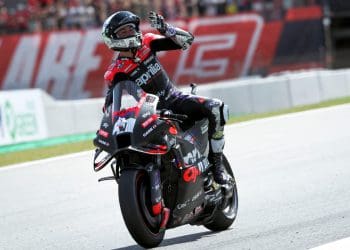Acidente de Martin resulta em Bagnaia perdendo a pole position, com Espargaro largando na frente.