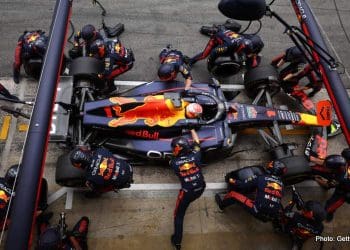 Formas de Melhorar o Desempenho Atlético: Concentre-se em nutrição adequada e hidratação, desenvolva uma rotina de treinamento consistente, descanse o suficiente, defina metas específicas, trabalhe na resistência mental e técnicas de visualização, busque orientação de treinadores, incorpore treinamento cruzado e exercícios de flexibilidade.