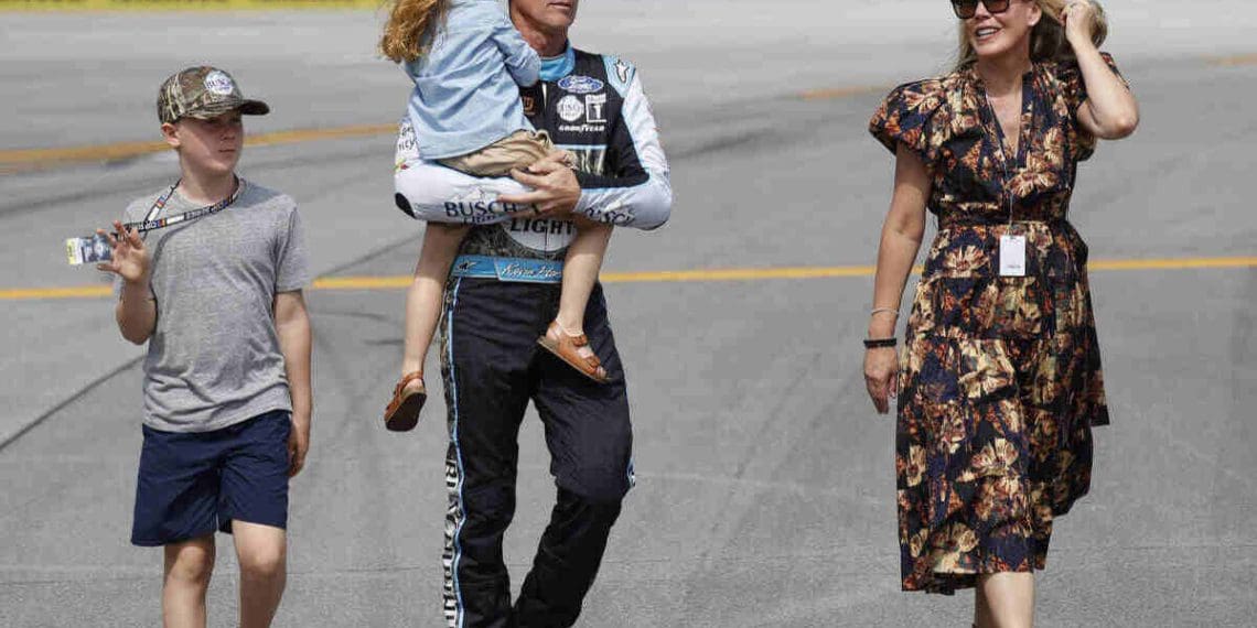 Esposa de Kevin Harvick tem dificuldade em aceitar o fim das atividades da SHR.