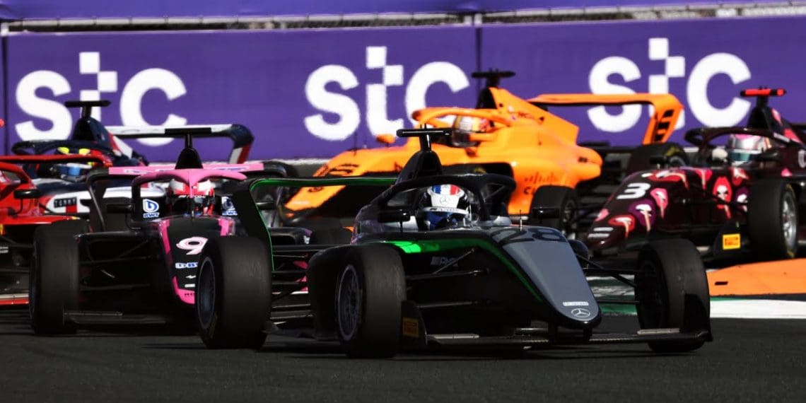 Pin vence Pulling para garantir segunda vitória no evento da F1 Academy na Arábia Saudita.