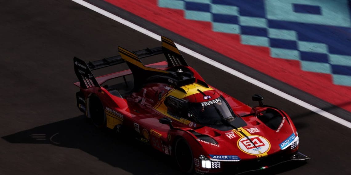 Pilotos da Ferrari expressam frustração com corrida desafiadora no Catar.