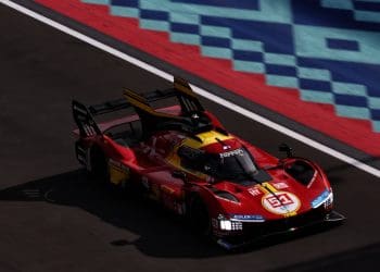 Pilotos da Ferrari expressam frustração com corrida desafiadora no Catar.