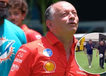 VÍDEO: Chefe da equipe Ferrari Fred Vasseur luta comicamente para equilibrar uma bola de futebol no paddock do Grande Prêmio da Espanha de F1.