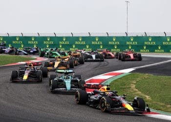 Sainz: Início defensivo de Leclerc prejudicou Ferrari no Grande Prêmio da China.