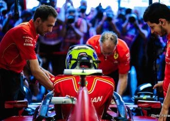 Novato da Ferrari Bearman estreia na Fórmula 1 com sucesso sem precedentes