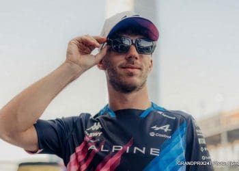 Gasly apoia time de futebol de Versailles.