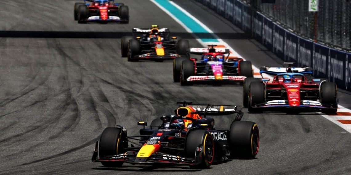 Verstappen triunfa sobre Leclerc para reivindicar vitória no GP Sprint de F1 em Miami.