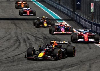 Verstappen triunfa sobre Leclerc para reivindicar vitória no GP Sprint de F1 em Miami.