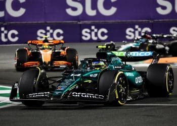 Alonso: Aston Martin precisa encontrar mais três décimos apesar das melhorias no GP da Arábia Saudita.