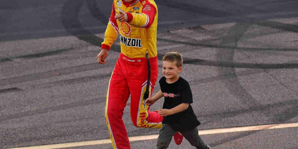 Vídeo: Joey Logano descreve de forma cômica a emoção de correr contra seu filho Hudson