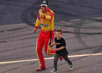 Vídeo: Joey Logano descreve de forma cômica a emoção de correr contra seu filho Hudson