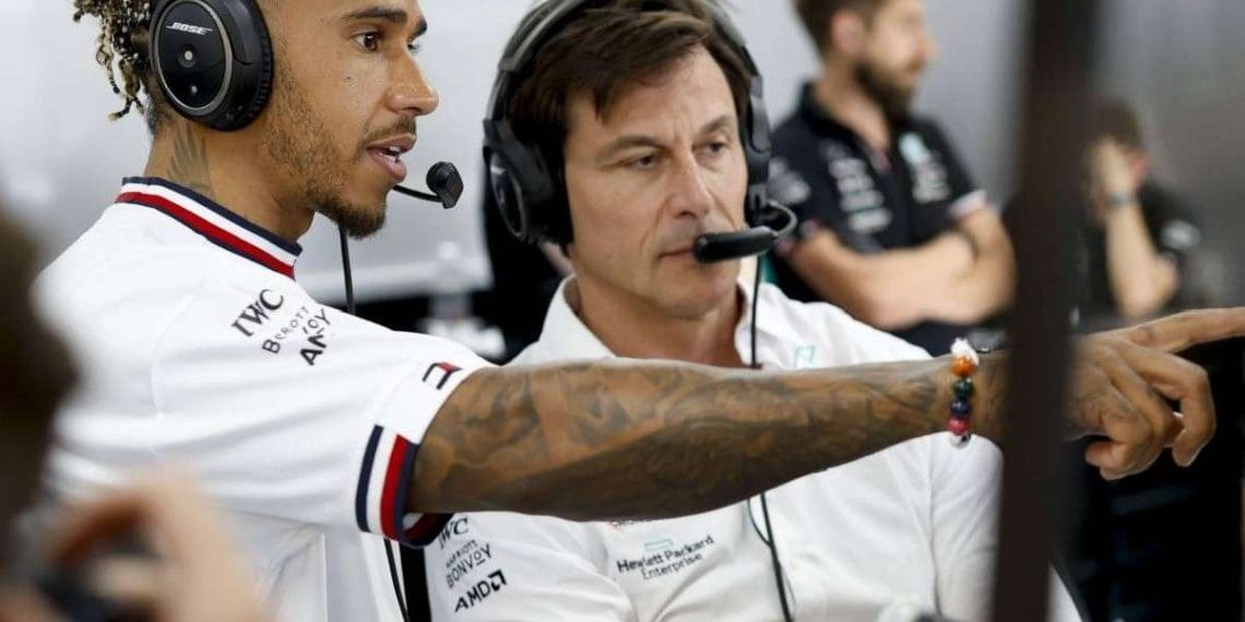 Toto Wolf explica o problema central com o Mercedes W15 centrado no piloto que sai, Lewis Hamilton.