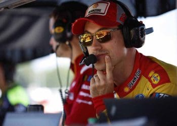 VIDEO: Joey Logano deluso piange sconfitta al Daytona 500 nonostante macchina veloce, coinvolto in massiccio incidente con 22 auto.