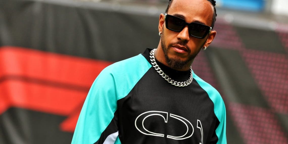 Hamilton elogia Russell por lidar admiravelmente com críticas nas redes sociais.