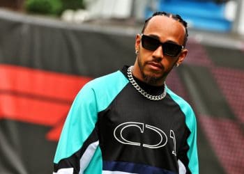 Hamilton elogia Russell por lidar admiravelmente com críticas nas redes sociais.