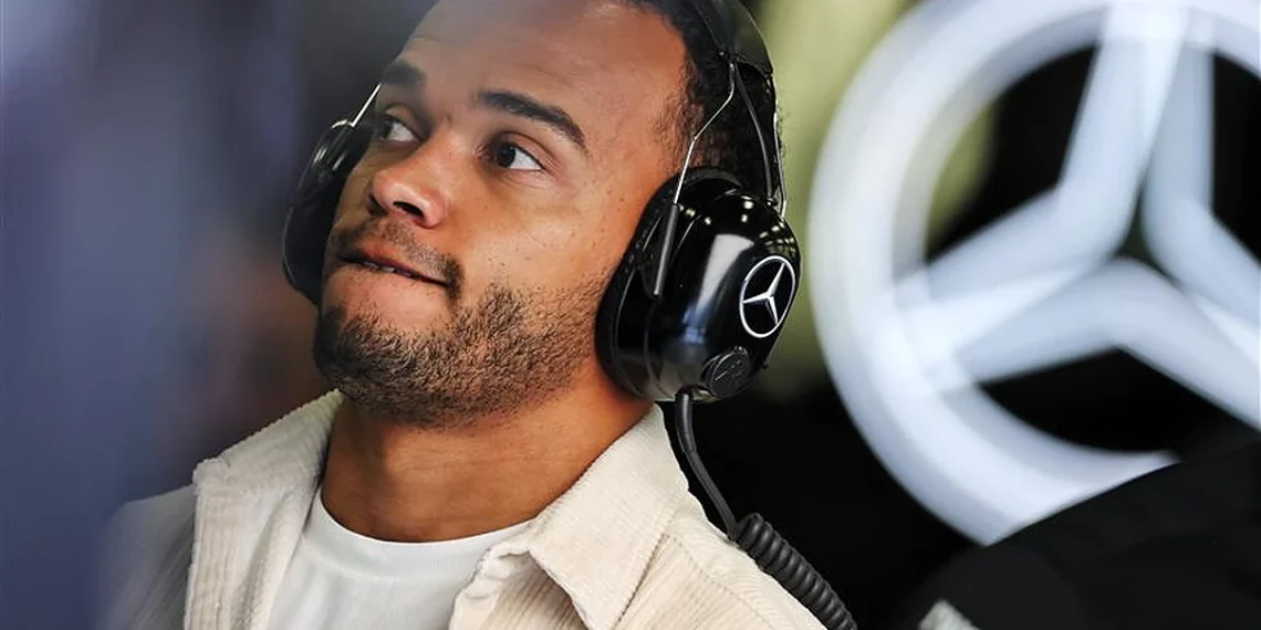 Irmão de Lewis Hamilton vende Mercedes presenteada para pagar dívidas causadas por vício em jogos.