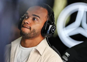 Irmão de Lewis Hamilton vende Mercedes presenteada para pagar dívidas causadas por vício em jogos.