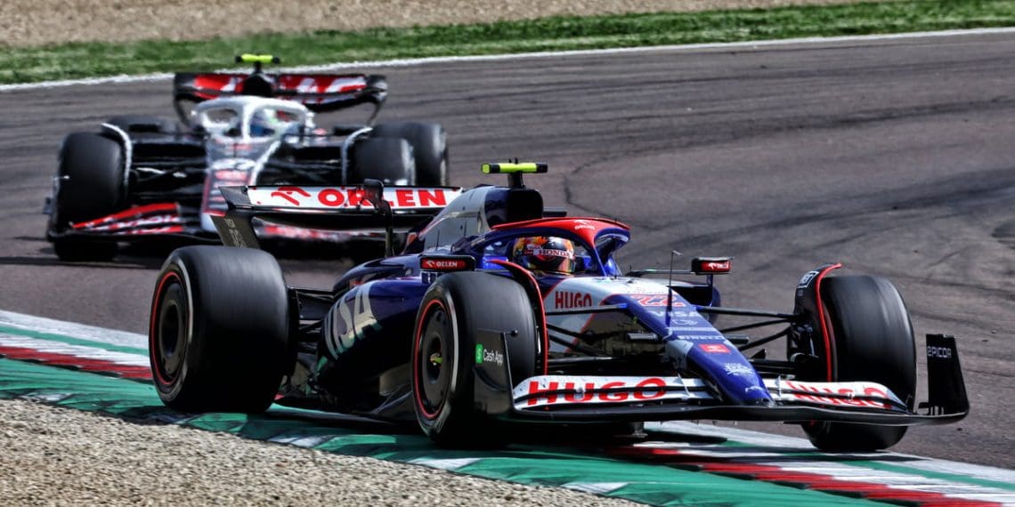 Tsunoda pede à Red Bull para resolver problemas de largada na F1 após ficar para trás em Imola.