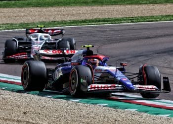 Tsunoda pede à Red Bull para resolver problemas de largada na F1 após ficar para trás em Imola.