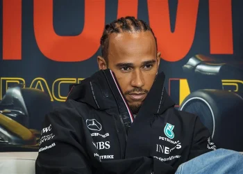 Lewis Hamilton partilha pensamentos sobre escândalo envolvendo Christian Horner.