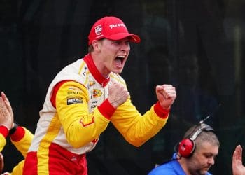 Newgarden vence segundo consecutivo Indy 500 após atraso de chuva.