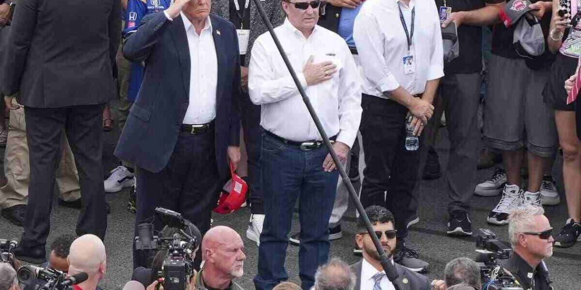 Vídeo: Ex-presidente dos EUA, Donald Trump, recebe aplausos entusiasmados de “USA… USA” dos torcedores da NASCAR no Coco Cola 600.