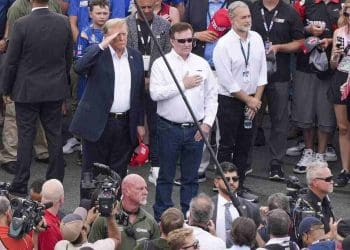 Vídeo: Ex-presidente dos EUA, Donald Trump, recebe aplausos entusiasmados de “USA… USA” dos torcedores da NASCAR no Coco Cola 600.