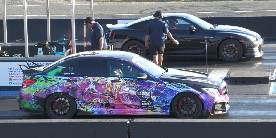 WINGLESS YET COLORFUL MERCEDES-AMG SEDAN DRAGS NISSAN GT-R, SOMEONE GETS SURPRISED.