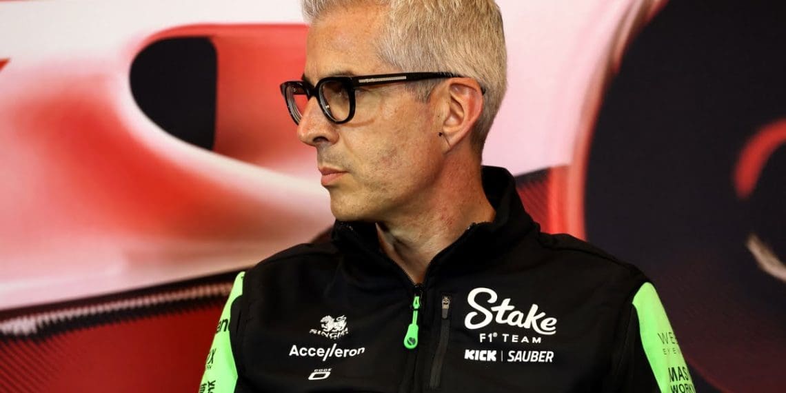 Sauber diz que mercado de pilotos da Fórmula 1 em 2025 é incerto com rumores de Sainz indo para a Williams.