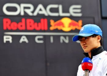 Tsunoda antecipa discussões com a Red Bull sobre futuro na Fórmula 1 em 2025.