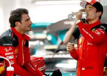 Carlos Sainz critica companheiro de equipe Charles Leclerc por empurrá-lo para fora da pista no Grande Prêmio da Espanha.