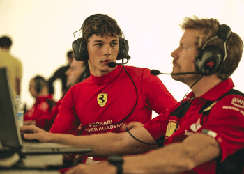 Bearman pronto para estreia inesperada na Fórmula 1 com Ferrari após Sainz ser afastado.