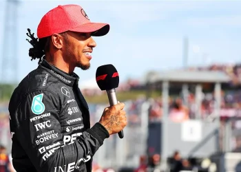Lewis Hamilton para entrevista abruptamente após pergunta no Grande Prêmio do Japão.