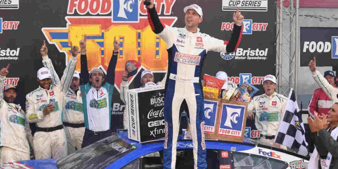 Denny Hamlin domina em Bristol para conquistar a 52ª vitória da carreira.