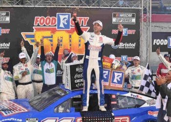 Denny Hamlin domina em Bristol para conquistar a 52ª vitória da carreira.